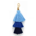 Portachiavi boho fatto a mano con nappe in cotone blu sfumato e chiusura dorata - Blu