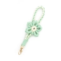Portachiavi a fiore intrecciato a mano in verde menta e beige con chiusura dorata - Verde Menta