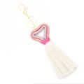 Llavero de macramé con corazón rosa hecho a mano con borlas de algodón blanco y clip dorado - Rosa Púrpura (Cadena de 4 Eslabones)