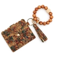 Tarjetero de corcho estampado con pulsera de cuentas y borla en patrón de arte abstracto - Planta de Café Metálica