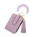 Lila Kunstleder-Geldbörse mit Schlüsselanhänger, Silikonperlen-Armband und Quastenanhänger - Helllila