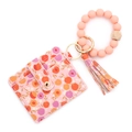 Bracciale portachiavi in perline di silicone rosa con porta tessere floreale e nappa - 8 Pesca
