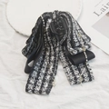 Dettaglio della pinza per capelli in tweed con fiocco e catenelle di perle e rose - Fermaglio Coda Pied de Poule Nero