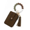 Kartenetui aus dunkelbraunem Leder mit Silikonperlen-Armband und Quastenanhänger - Braun