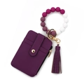Fuchsia Leder-Kartenetui mit lila Silikonperlen-Armband und goldener Quaste am Ring - Dunkellila