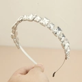 Détail de strass en cristal rectangulaires scintillants sur un serre-tête en métal argenté - Style carré argenté avec strass complets