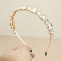 Détail du serre-tête en métal doré avec cristaux brillants et embouts de protection - Style Carré en Verre Strass Doré