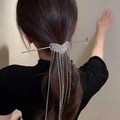 Detailansicht der Haarspange mit Herz-Rheinstein-Quaste und silbernen Ketten am Modell - Zirkonia Stil / Herzquaste Haarnadel