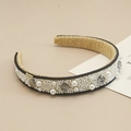 Diadema elegante de perlas y cristales grises con dije dorado LOVEDAYS sobre fondo beige - Negro