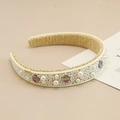Detalle de diadema ancha con perlas blancas, cristales y placa metálica dorada LOVEDAYS - Caqui