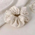 Chouchou élégant blanc crème avec perles et texture plissée pour coiffures chic - Blanc Cassé