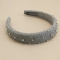 Serre-tête en tissu gris orné de strass brillants et de décorations de clous métalliques argentés - Gris