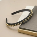 Dettaglio del cerchietto vintage in tessuto nero con strass quadrati color champagne - Strass champagne