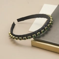 Dettaglio del cerchietto vintage in velluto con strass verde smeraldo e castoni dorati - Strass Verde