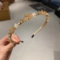 Diadema elegante con cristales de champán y perlas blancas en montura fina - Champán