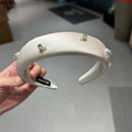 Details des handgefertigten Satin-Haarbandes in Creme mit Perlen und Strassstein-Etikett - Gebrochenes Weiß