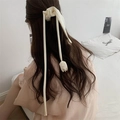 Dettaglio del nastro per capelli a tulipano crema con morbido tessuto pieghettato - Beige