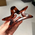 Macro detail of star-shaped hair claw clip with classic amber tortoise shell texture - 10.3cm / Glossy Coffee