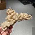 Dettaglio della pinza per capelli in tulle dorato con perle e placca metallica - Cachi