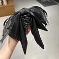 Detail von mehrlagiger schwarzer Haarklammer mit Schleife und glitzernden Bändern - Schwarze Schmetterlingsschleife Band Pferdeschwanz Kralle