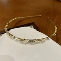 Detalle de diadema dorada con perlas blancas y diamantes de imitación brillantes de cerca - Estilo Corazón