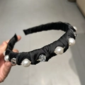 Eleganter Haarreif aus schwarzem Satin mit großen weißen Perlen und Kristallperlen für Damen - Schwarz