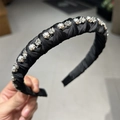 Detalle de diadema de satén negro hecha a mano con perlas incrustadas y cristales brillantes - Negro