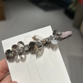 Detail van de handgemaakte haarklem met kristallen en donkergrijs satijnen stof - Grijs