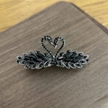 Dettaglio della molletta per capelli a cigno con strass neri a forma di cuore - Nero
