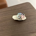 Dettaglio di un fermaglio per capelli a fiore con base bianca e fiori cangianti - Fiore Iridescente Perla Vintage (C2-114) / Bianco Sporco