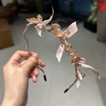 Détail du serre-tête rose avec perles de cristal, nœud en soie et embouts antidérapants - Rose