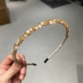 Detalle de la diadema de cristal champán con pedrería hecha a mano y puntas de goma suaves - Champán