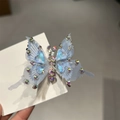 Detailansicht einer blauen Schmetterlings-Haarklammer mit Strasssteinen und Herz-Edelstein - Blau