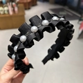 Cerchietto plissettato in raso nero con perle bianche e strass di cristallo lucenti - H Nero