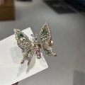 Detalle de la pinza de mariposa móvil con diamantes de imitación coloridos y gemas verdes - Estilo Metal 3D (Verde) / Verde