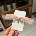 Elegante pinza para el pelo con lazo de encaje rosa y perla en tarjeta de exhibición - Rosa