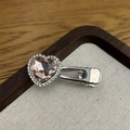 Detail einer Haarspange mit rosa Kristallherz und funkelnder Strass-Einfassung - Einzelherz Rosa