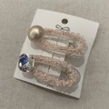 Set di fermagli per capelli con perle champagne e cristalli colorati su carta bianca - Rosa