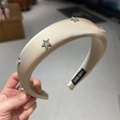 Dettaglio del cerchietto fatto a mano in raso oro champagne con stelle brillanti - Champagne