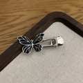 Detail einer schwarzen Emaille Schmetterling Haarspange mit silberner Legierung auf Tablett - Schmetterling Schwarz B