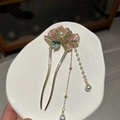 Détail de l'épingle à cheveux fleur en émail rose avec glands en perles et cristaux - Épingle à cheveux en U