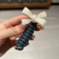 Japanischer Telefonkabel-Haargummi mit weißer schillernder Perlenschleife und Goldtext - Marineblau