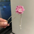 Detalle de horquilla de flor rosa con borlas de perlas blancas y clip metálico en forma de U - rosa intenso