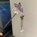 Detalle de horquilla de mariposa elegante con esmalte violeta, flor y borlas de perlas - Morado