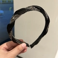 Dettaglio cerchietto intrecciato in raso nero con strass argentati brillanti - Stile intrecciato / Nero