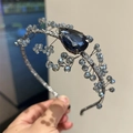 Dettaglio del cerchietto con gemma blu a goccia e cristalli intrecciati argento - Blu