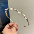 Dettaglio del cerchietto tulipano dorato con perle bianche e cristalli blu - Blu