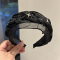 Dettaglio del cerchietto in rete nera intrecciata con stelle e strass scintillanti - Stella Volant Nero