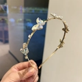 Detalle de la diadema dorada con cristales de mariposa morados y pequeños diamantes finos - Dorado