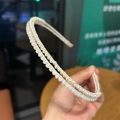 Detalle de la diadema de doble capa con perlas artificiales y cuentas de cristal tallado - Blanco